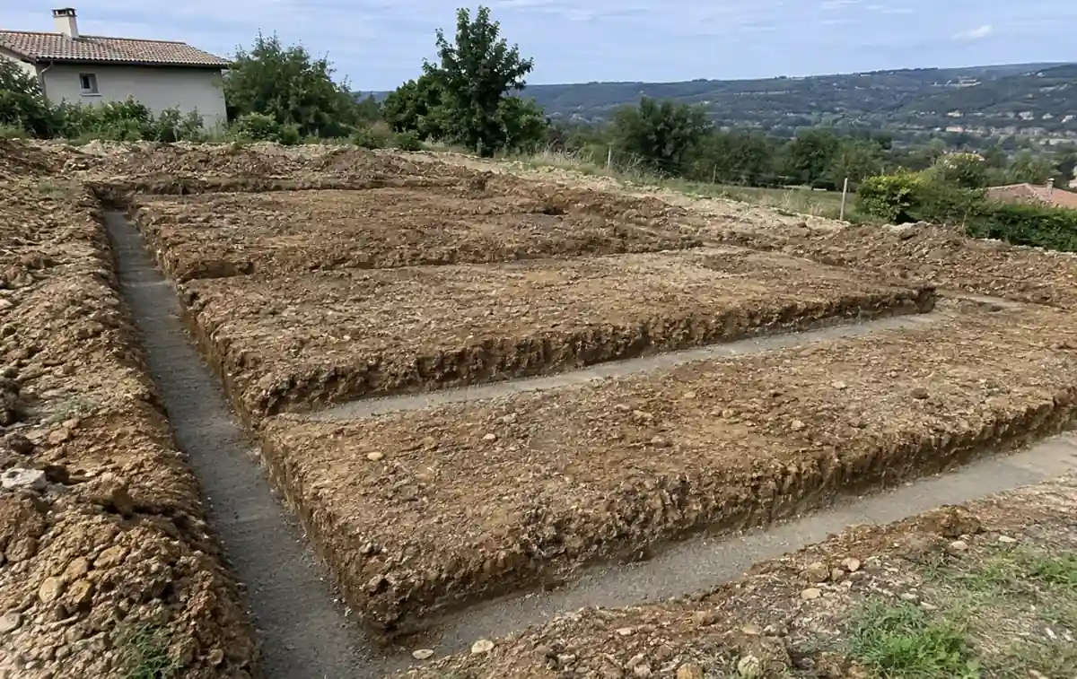 Fouilles de fondations ouvertes et réglées sur un terrain de maison au-dessus de la vallée du Lot