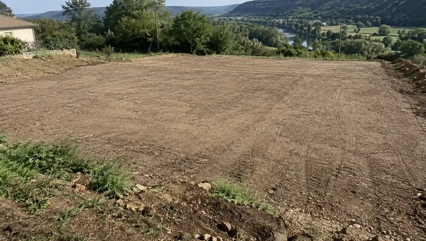 Plateforme de maison décapée et réglée à Pradines, vallée du Lot au fond