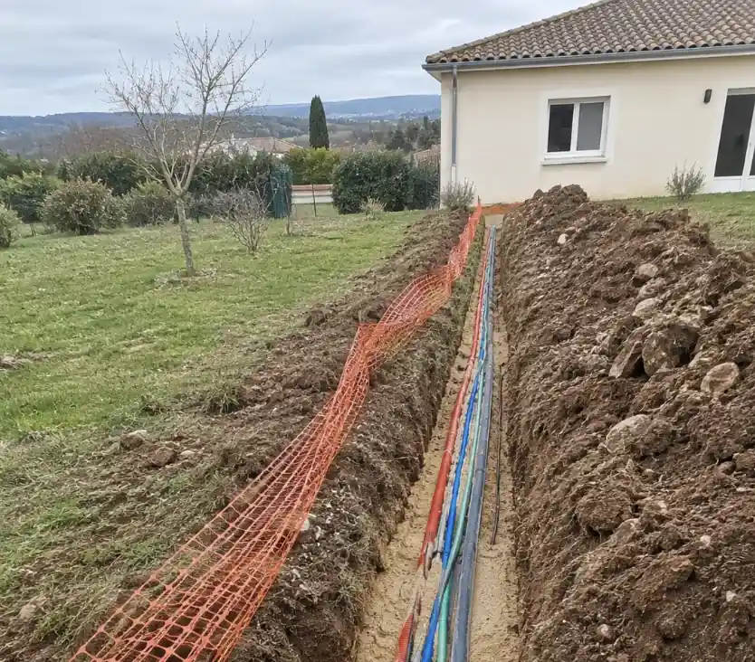 Tranchée de raccordement à Pradines : fourreaux sur lit de sable et grillage avertisseur